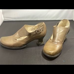 Chic low heeled leather pumps